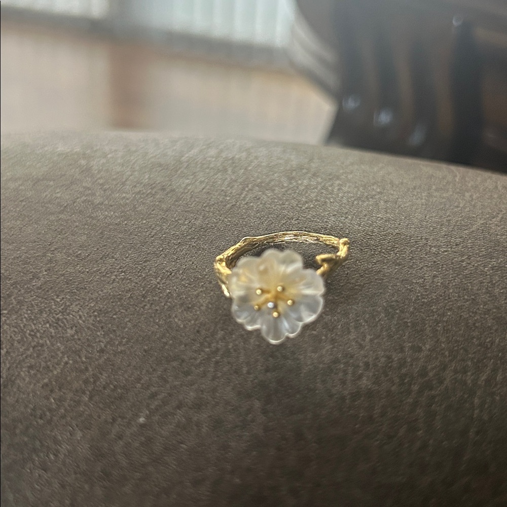 Elegant Gold and Cream Floral Ring - Picture 9 of 10